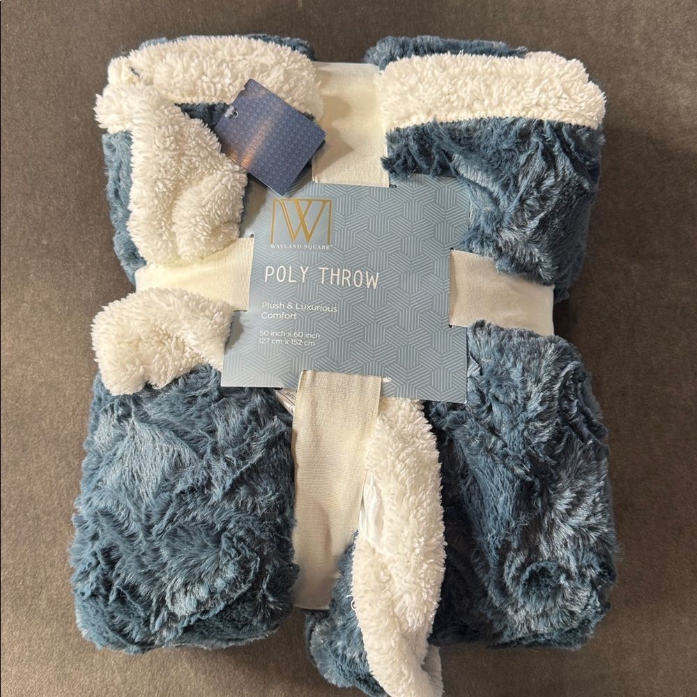 Wayland Square Poly Throw Blanket Dark Blue & White Faux Fur 50x60” NEW